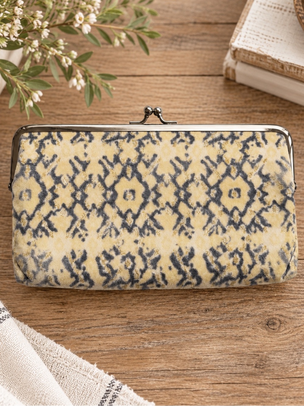 HOBO Vintage Kiss Lock Clutch Wallet CreamGray Ikat Print